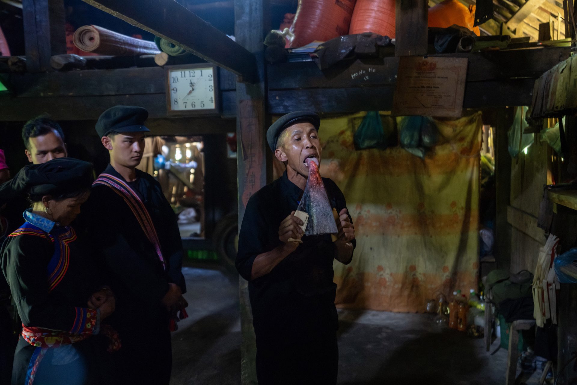 Nghệ nhân Min Phà Xoàn trong nghi lễ