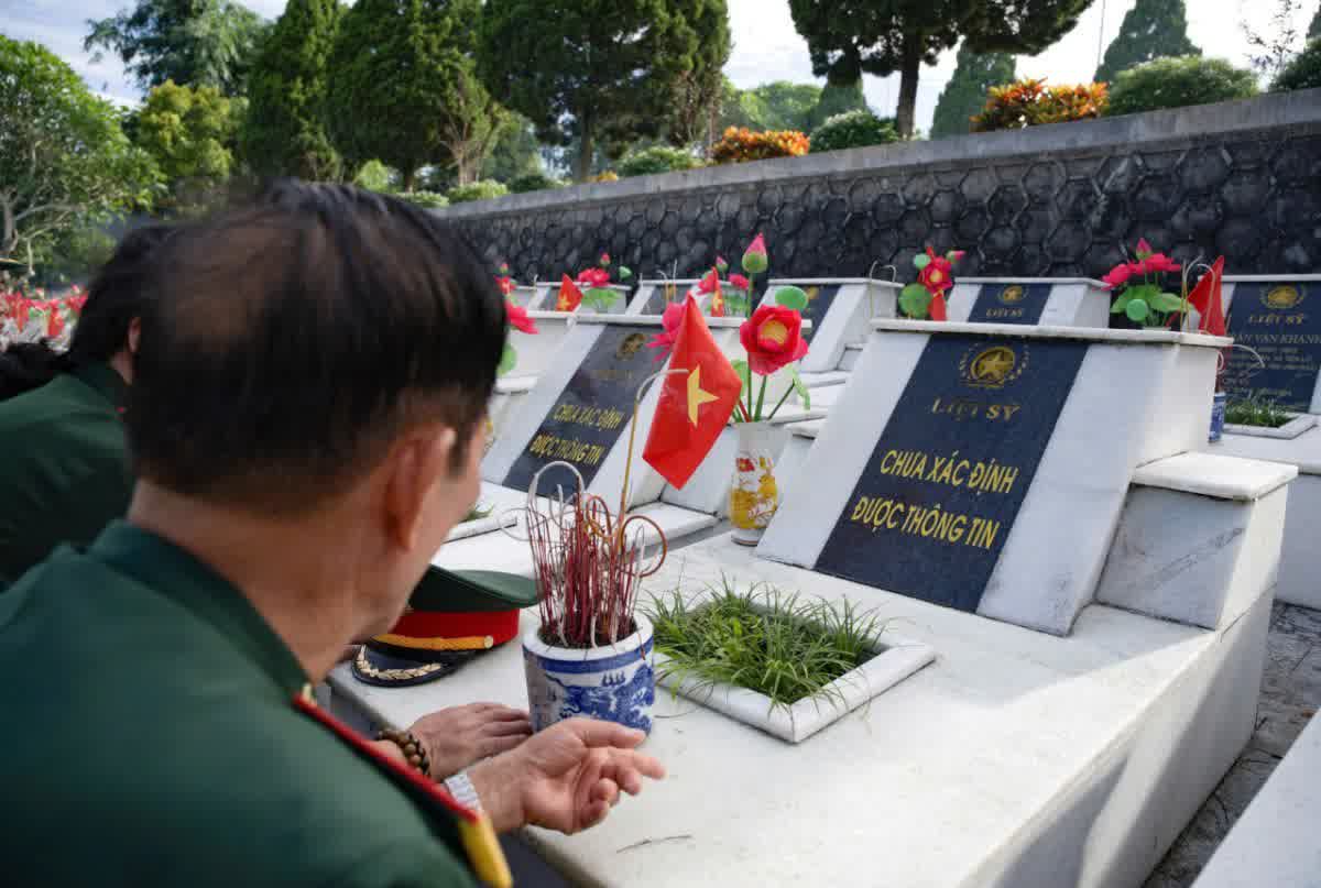 CCB Trần Tiến Xuân, sư đoàn F356 thắp hương tri ân đồng đội tại nghĩa trang Quốc gai Vị&nbsp;Xuyên