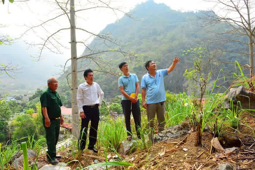 Cựu chiến binh trở lại chiến trường xưa, xác minh thông tin liệt sĩ trên khu vực các điểm cao xã Thanh Thủy