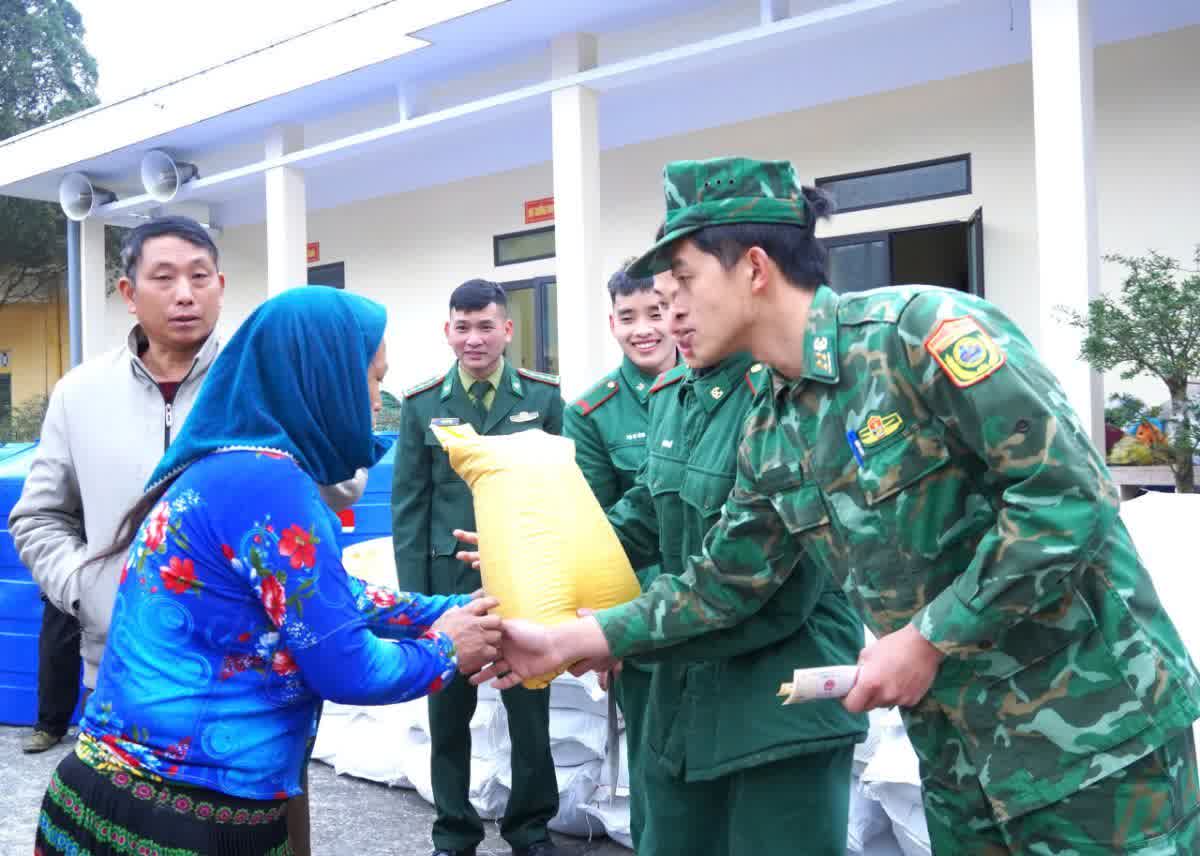 Bộ đội Biên phòng Đồng Văn hỗ trợ gạo cho dân