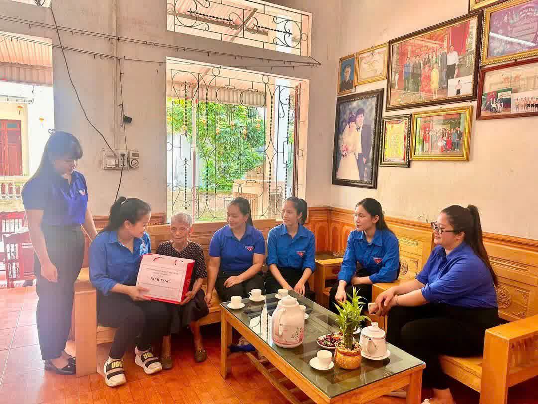 Đoàn viên, thanh niên thăm hỏi, tặng quà Mẹ Việt Nam Anh hùng Lâm Thị Giã tại tổ dân phố Kim Phú 43, phường Minh Xuân.