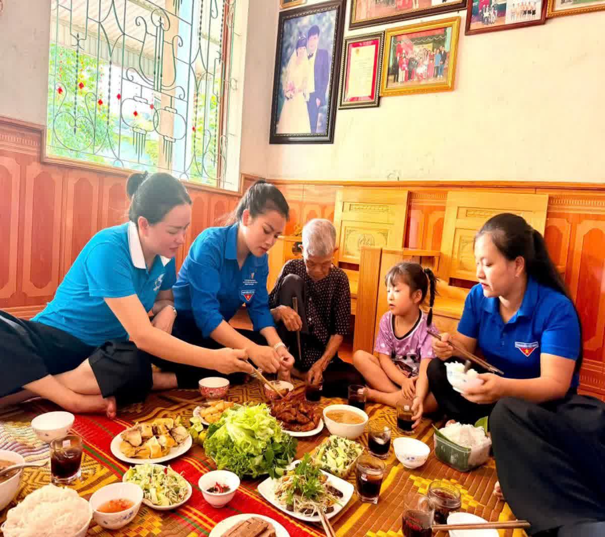 Bữa cơm nghĩa tình bên Mẹ Việt Nam Anh hùng Lâm Thị Giã lan tỏa đạo lý “Uống nước nhớ nguồn” của thế hệ trẻ.