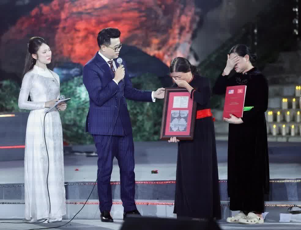 Gia đình liệt sĩ Hoàng Văn Địch nghẹn ngào đón nhận những di vật của người cha sau hơn nửa thế kỷ khắc khoải kiếm tìm.
