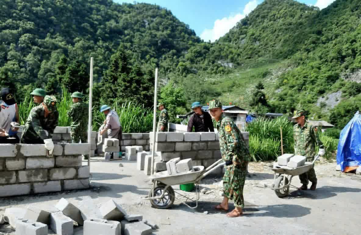 Cán bộ, chiến sĩ Đồn biên phòng Phó Bảng, Bộ đội Biên phòng tỉnh giúp dân làm nhà mới.