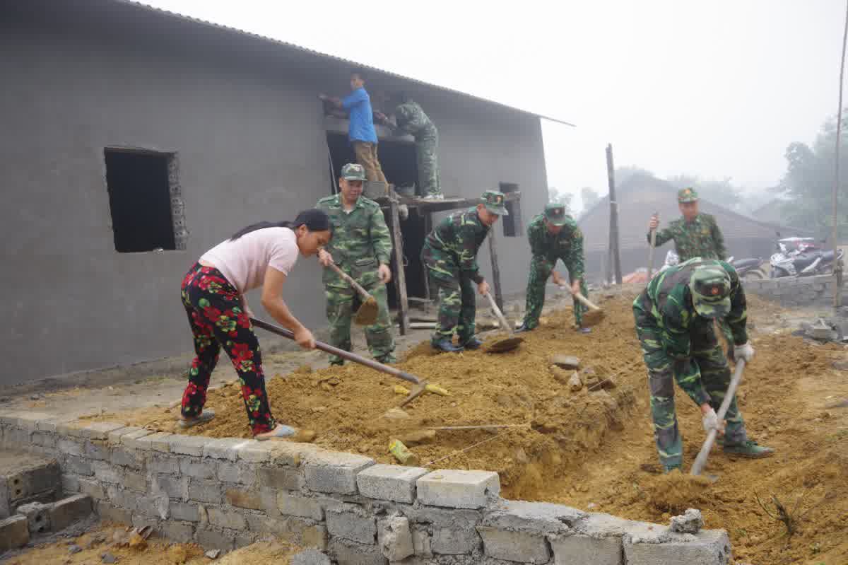 Cán bộ, chiến sĩ Đồn Biên phòng Tùng Vài góp ngày công xây dựng nhà mới cho người dân, vun đắp tình đoàn kết quân dân nơi biên cương.