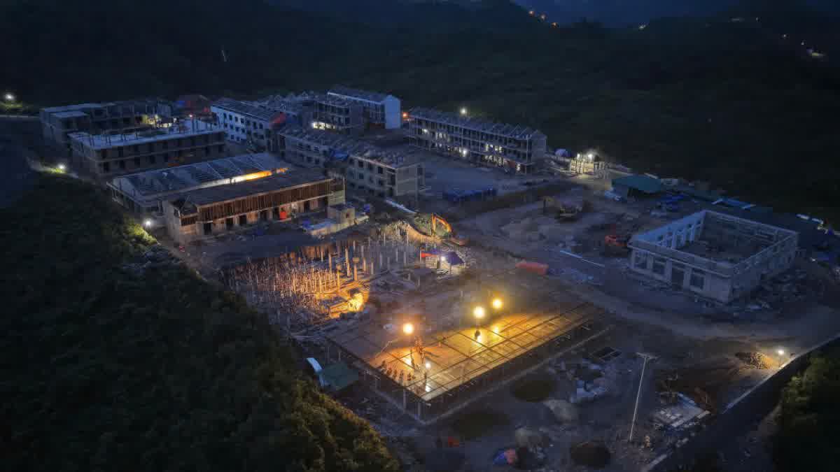 Ánh đèn công trường sáng xuyên đêm tại dự án Trường Phổ thông Dân tộc nội trú liên cấp Tiểu học và THCS Sơn Vĩ.