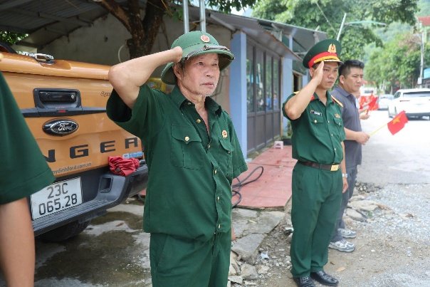 CCB Nguyễn Công Dân bị thương mất hai tay tại chiến trường Vị&nbsp;Xuyên nghiêm trang chào đón đồng đội trở về.