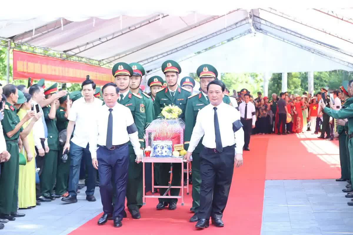 Lễ truy điệu, an táng các Anh hùng liệt sĩ tại nghĩa trang liệt sĩ Quốc gia Vị&nbsp;Xuyên.