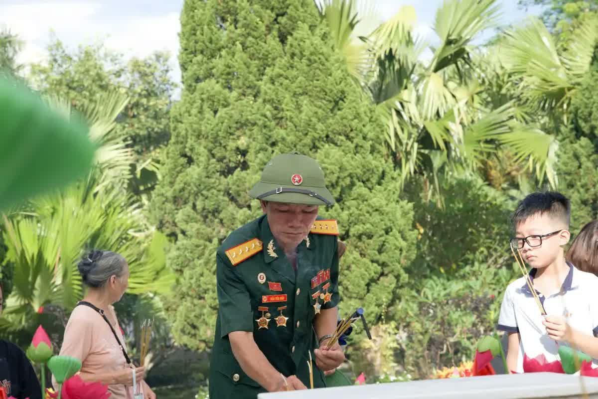 Thân nhân các liệt sĩ thắp hương tri ân, tưởng niệm tại nghãi trang Vị&nbsp;Xuyên
