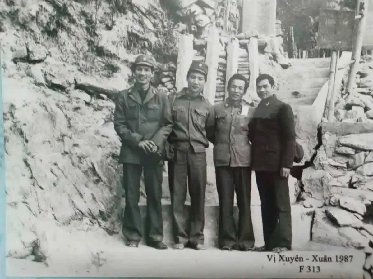 CCB Trần Tiến Xuân, sư đoàn F356 thắp hương tri ân đồng đội tại nghĩa trang Quốc gai Vị&nbsp;Xuyên
