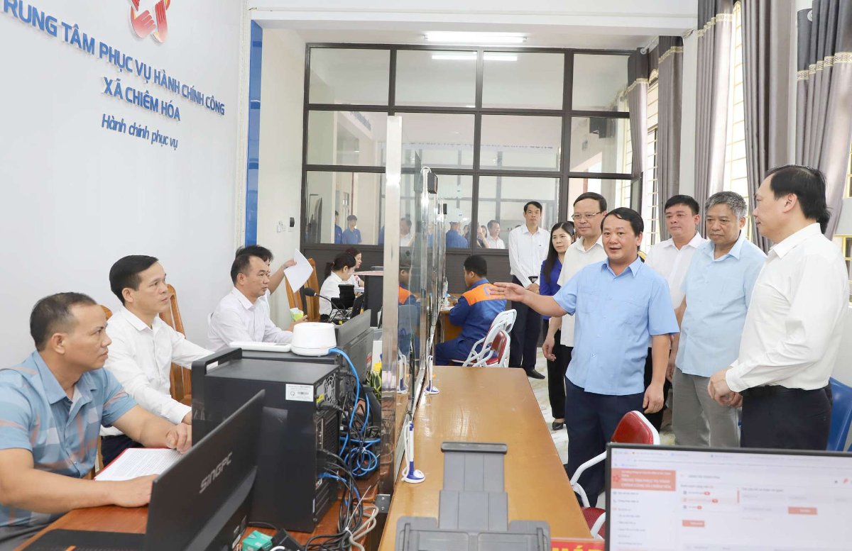 Đồng chí Bí thư Tỉnh uỷ kiểm tra mô hình vận hành chính quyền 2 cấp tại xã Chiêm Hoá.