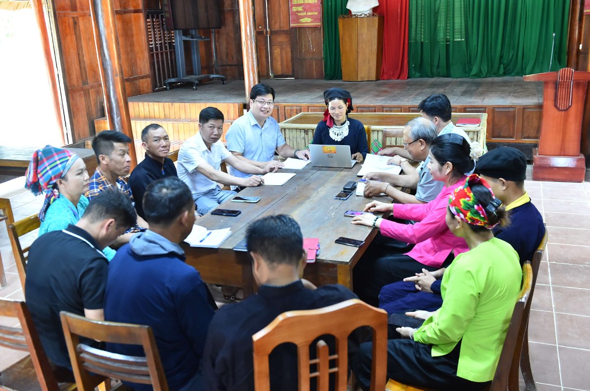 Một buổi sinh hoạt chuyên đề về chuyển đổi số tại Chi bộ Bản Khung xã Bằng Lang.