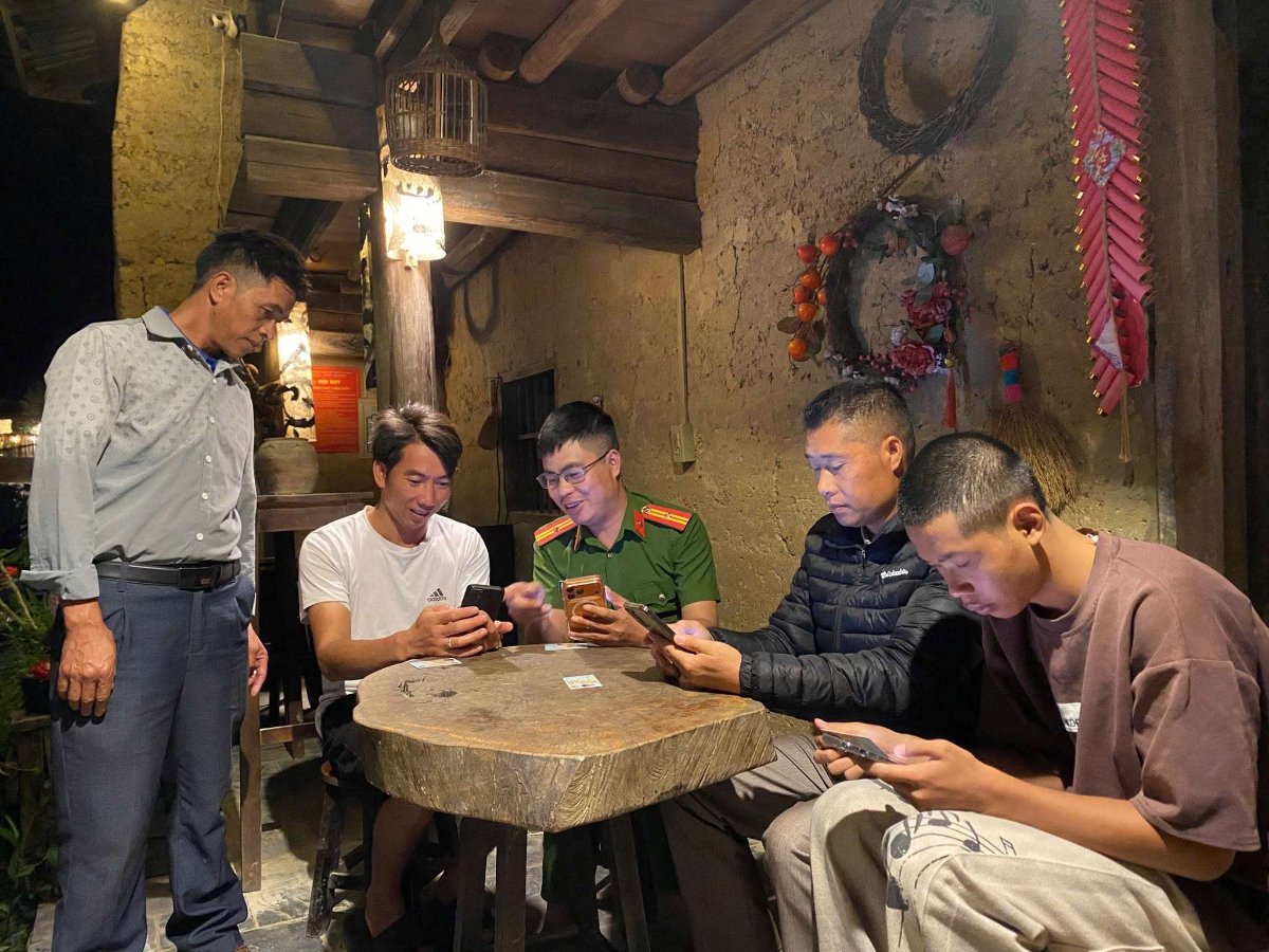 Lực lượng Công an hỗ trợ người dân thực hiện thao tác sử dụng phần mềm VNeID tại thôn Lô Lô Chải xã Lũng Cú.