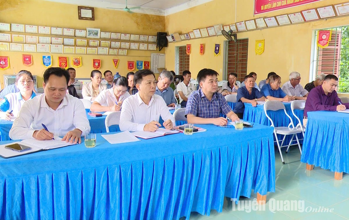 Chủ nhiệm Uỷ ban Kiểm tra Tỉnh uỷ Nguyễn Hưng Vượng dự sinh hoạt chi bộ tại thôn Noong